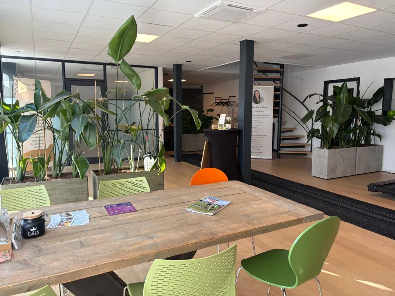 De tafel in de ontvangstruimte, met de banners van de specialisten op de achtergrond