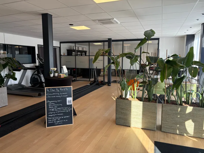 De trainingsruimte en de spreekkamers achter glas